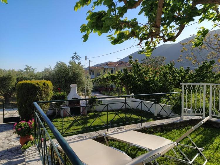 Queen Bay studios Vassiliki Esterno foto
